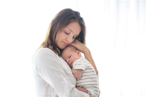 Γιατί τα μωρά σταματούν να κλαίνε όταν τα παίρνουμε αγκαλιά όρθιοι Φλότσα