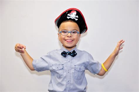 This Little Boy Wore An Amazing Outfit To Optiwows Great Glasses Play