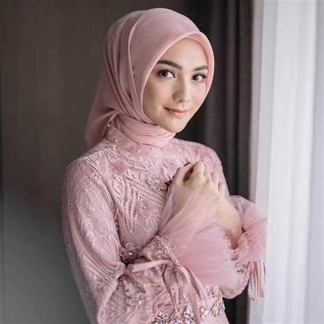 Sejak memutuskan untuk berhijab pada awal 2019, gaya hijab yang simpel menjadi ciri khas perempuan yang baru saja. Profil Artis Cantik Citra Kirana