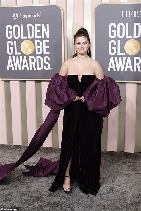 Golden Globes 2023 Selena Gomez Puts On A Very Busty Display In Plunging Trends Now