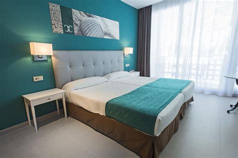 Dispone de 2 habitaciones, una con cama de matrimonio y otra dos camas. Los mejores hoteles a pie de playa en España - Hundredrooms