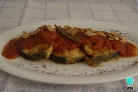 La merluza cocinada así es un plato que, por ejemplo, es perfecto para ocasiones especiales puesto que resulta vistoso y exquisito a partes iguales. Receta de Merluza con tomate | Receta (con imágenes ...