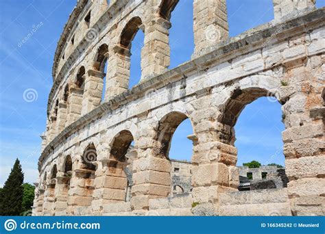 details pula arena es el famoso anfiteatro romano de pula fotografía editorial imagen de
