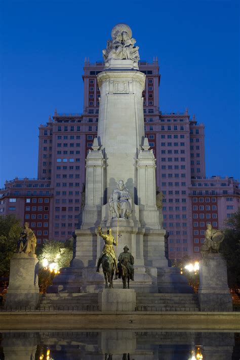 A capa da marca de. Monumento a Cervantes en la Plaza de España de noche ...