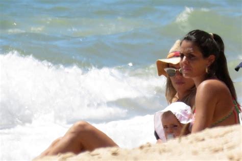 Nas redes sociais, a cantora deliciou os fãs e seguidores ao mostrar que a filha, benedita, parece ter herdado o seu talento para esta arte. Pimpinha Jardim e Cuca Roseta deslumbram na praia - a ...