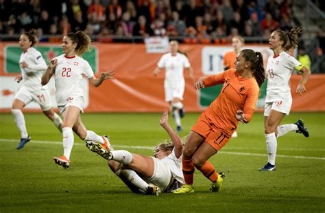 Op zaterdag 1 juni begint ing met een nieuwe campagne rondom de oranjeleeuwinnen, die de rol van ing als hoofdsponsor van het nederlands voetbal opnieuw… Oefeninterland OranjeLeeuwinnen in GelreDome tegen Mexico ...