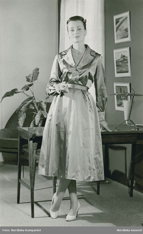 1957 Mönster NK Stil Modell i blus och kjol halsband och pumps vid