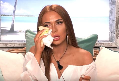 Love Island S Demi Trips And Falls In The Villa Leaving The Internet In