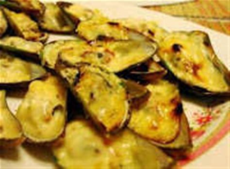 Fresh mussels in ginger broth with long green pepper and hot pepper leaves. Baked Tahong Recipe | Panlasang Pinoy Recipes