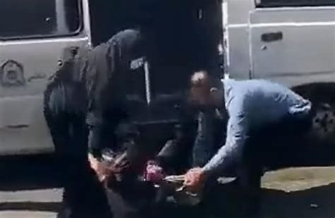 policía religiosa iraní arresta a una mujer porque se rehusó a cubrir su cabeza