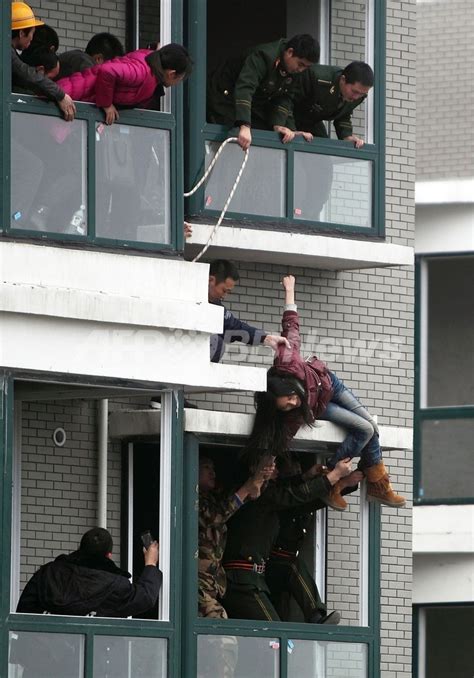 間一髪！33階から飛び降り自殺の女性救助、中国 写真1枚 国際ニュース：afpbb News