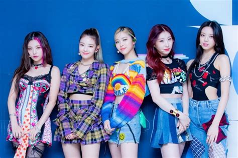 itzy spends 2nd week on billboard 200 with “crazy in love ” making them third k pop girl group