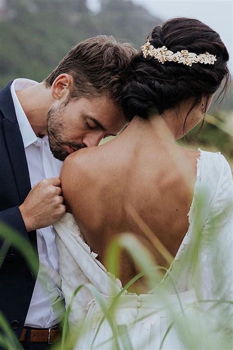 20 Romantic Shoulder Kiss Wedding Photography Pose Ideas My Deer Flowers