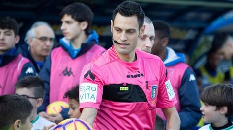 Scontro a bordocampo tra antonio conte e l'arbitro mariani. Chi è l'arbitro Mariani di Aprilia - Virgilio Sport