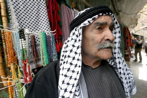 الكوفية الفلسطينية زيّ شعبي بات رمزا للمقاومة