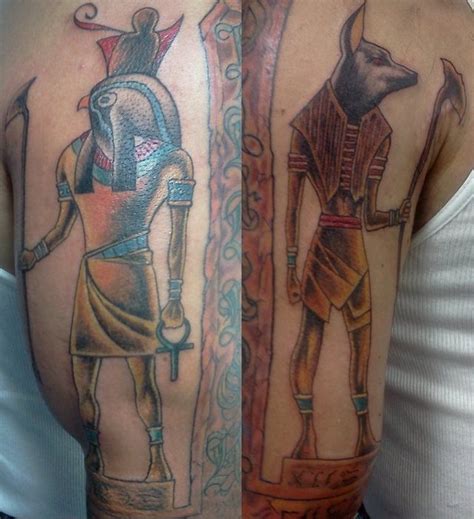 La rica mitología egipcia ha dado origen a muchos símbolos elegidos frecuentemente para tatuajes, tanto en hombres como en mujeres. 98 Tatuajes egipcios: Jeroglíficos, dioses y ojos