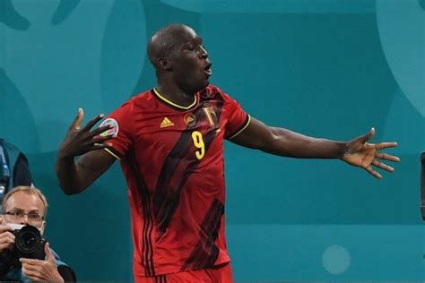 Forcément, plusieurs matchs dans le match seront suivis très attentivement, à l'image du duel entre kevin de bruyne et bruno fernandes mais aussi et surtout celui à distance opposant romelu lukaku à cristiano ronaldo. Euro 2020: Romelu Lukaku Diklaim Bisa Samai Level Ronaldo ...