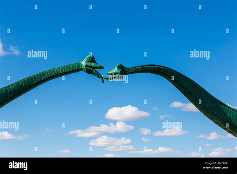 Besando A Un Dinosaurio Fotos E Imágenes De Stock Alamy