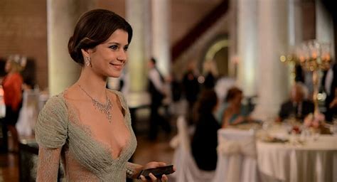 She made her 3 million dollar fortune with pains of autumn, rhino season, the wings of the night. Netflix, yeni Türk dizisi için Beren Saat ile anlaştı ...