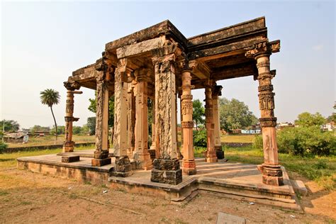 Filea Ruin Pillars At Khajuraho India Wikimedia