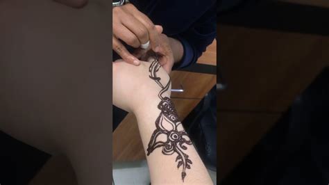 How are henna tattoos applied? My very first Henna Tattoo 🌺 - YouTube