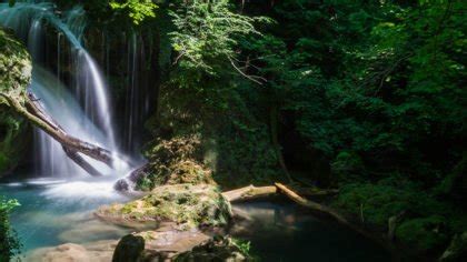 Momentul ruperii unei bucăți din cascada bigăr (captură video). Cascada Bigăr - Destinație de călătorie, Poze, Atracții ...