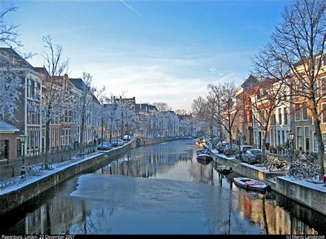 The municipality of leiden had a population of 123,856 in august 2017, but the city forms one densely connected agglomeration with its suburbs oegstgeest, leiderdorp, voorschoten and zoeterwoude with 206. Leiden in winter, the Netherlands