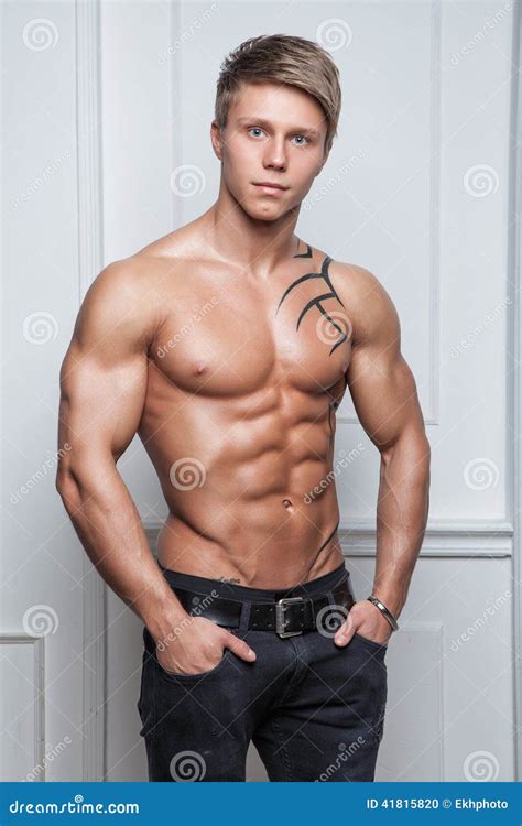 muskulöser junger nackter sexy mann der in den jeans aufwirft stockfoto bild 41815820