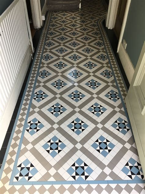 Marble hallway tiles por sabbini & co. Victorian mosaic Tiles Hallway | Tiled hallway, Victorian ...