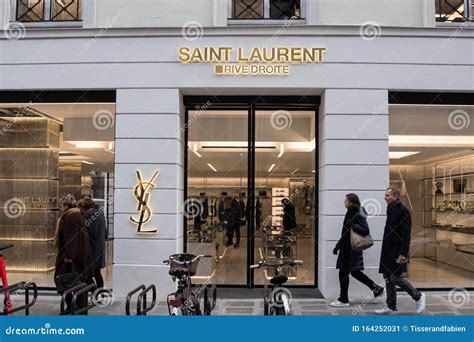 Ysl Fachada De La Tienda Yves Saint Laurent En París Foto Editorial