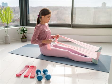 esercizi con elastici fitness a casa per tonificare e allungare i muscoli donna moderna