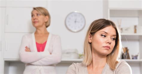 angry mom and her adult daughter quarrel at home keluarga