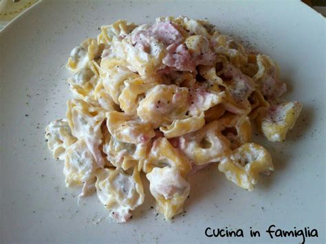 Prendete il prosciutto cotto, possibilmente affettato in una sola fetta; Tortellini con prosciutto e panna - Cucina in famiglia