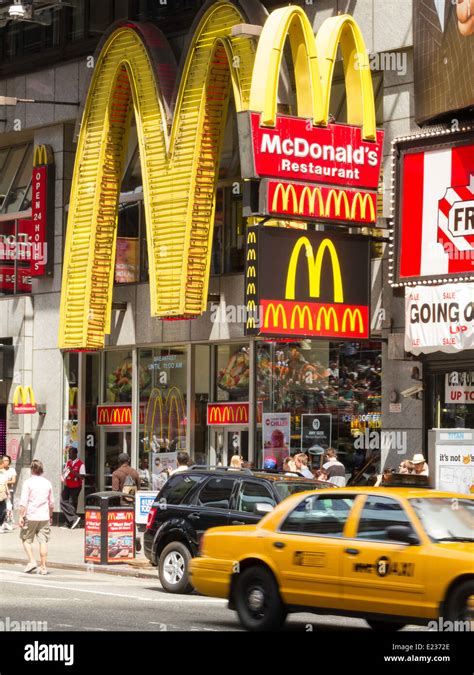 Mcdonalds Restaurant Times Square New York Stockfotografie Alamy