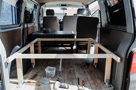 Vw caddy bett ausbau bauanleitung fürs selber bauen. Campervan Selbstausbau: Das Bett im VW T5 Transporter // take an adVANture