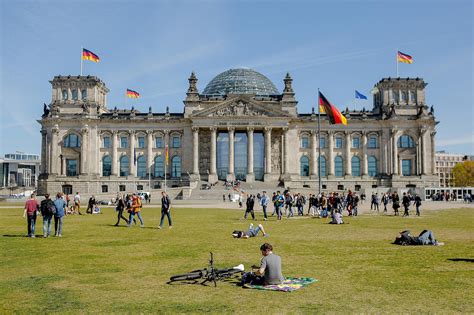 Germany's Capital Moves from Bonn to Berlin