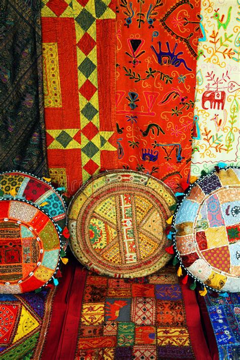Alle teppiche in unserem sortiment werden in der eigenen manufaktur im norden indiens. Indische Kissen Und Teppiche Stockbild - Bild von hauch ...