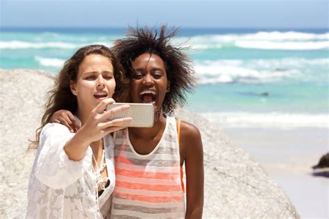 zwei glückliche junge frauen die selfie am strand nehmen stockfoto bild von schauen foto