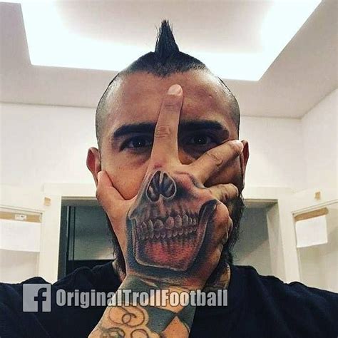 Los 10 futbolistas con los 'tattoos' más espectaculares. "Arturo Vidal Has a New Mask On " | Hand tattoos, Life ...