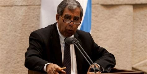 כשג'וני יוצא מהמוסד לנערים, הוא מביא איתו את הקשרים לאנשים הנכונים שיכולים לסדר אותם עם החומר הכי. מהומה בכנסתף סגן השר מיקי לוי מאשים כי ח"כ מיכל בירן ...