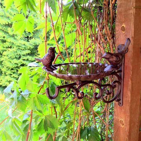 Abreuvoir fontaine pour oiseaux est disponible en 2 tailles et vendu par lot de 2. Abreuvoir pour oiseaux : découvrez tous nos conseils