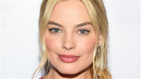 These Are Margot Robbies 5 Essential Beauty Products Beauty Margot Robbie Beauty Essentials