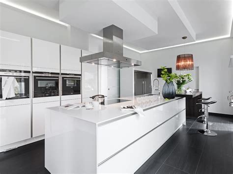 Moderne graue kuche mit insel laserer tischlerei. Poggenpohl-Musterküche Küche mit Kochinsel, moderne ...