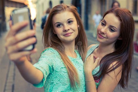 Zwei Hübsche Mädchen Die Selfie Nehmen Städtischer Hintergrund Wir Lieben Selfie Stockbild