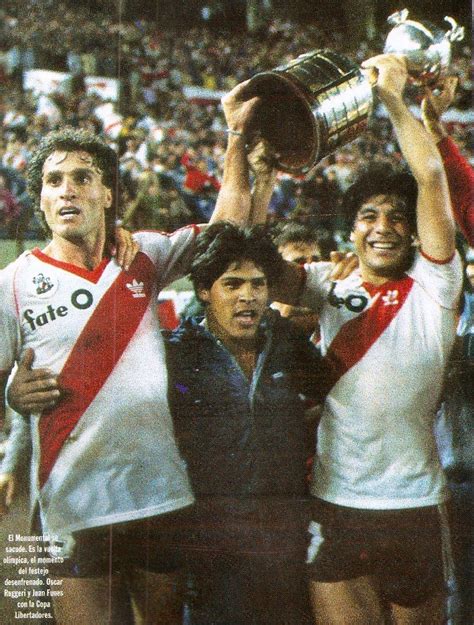 Doble cabezazo en el área de river y gol de argentinos. River Campeón de la copa Libertadores de América 1986 ...