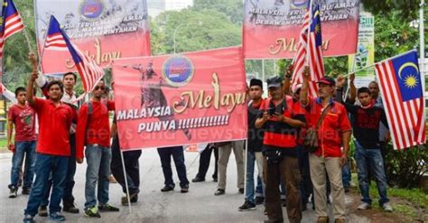 Kubaringkan tubuhku di tempat tidur. Himpunan baju merah yang disokong Najib jadi medan kutuk ...