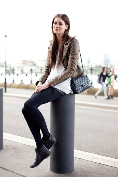Le Fashion Blogger Sweater Leggings Chelsea Boots Leather Jacket
