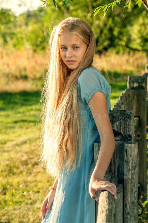 Belle Jeune Fille Avec De Longs Cheveux Blonds Image Stock Image Du