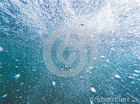 Choisissez parmi des contenus premium bulles sous l'eau de la plus haute qualité. Bulles D'air Sous L'eau Photo stock - Image: 43647306