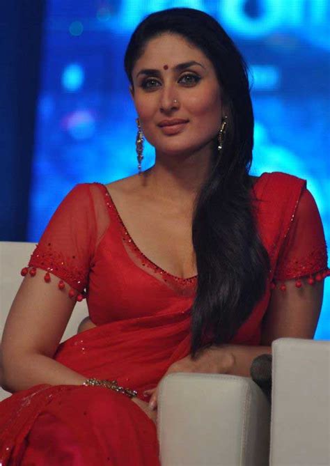Rose And Photograph Wallpaper Kareena Kapoor New Look In Red Saree Chammak Challo